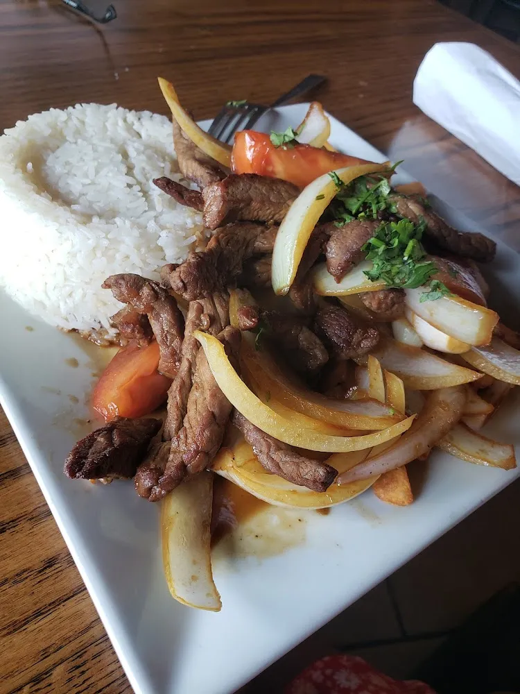 Lomo Mixto Con Carne Y Pollo